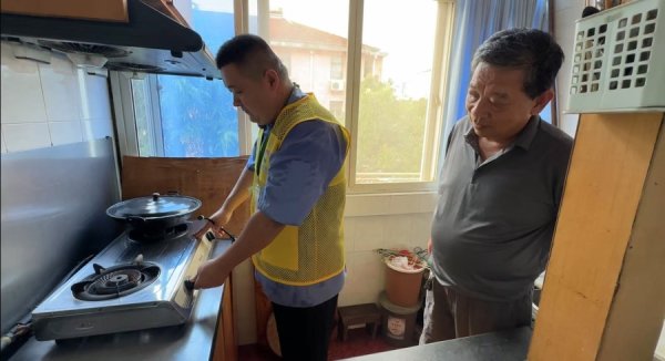 正规长沙配资平台 从拒绝开门到交出钥匙！石化街道以志愿者协同模式，解燃气安检“钉子户”难题
